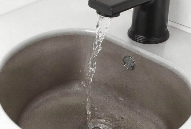 Jak skutecznie wyczyścić czarny zlewozmywak? Praktyczny przewodnik